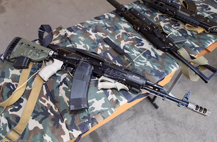 Một biến thể đặc biệt của súng trường tiến công AK-74M. Súng có loa che lửa đầu nòng cùng báng súng bằng nhựa tổng hợp khá đặc biệt.