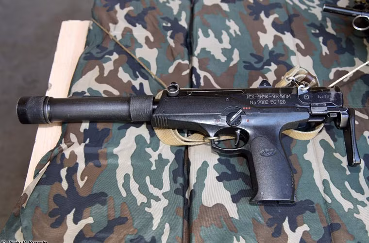 Súng tiểu liên AEK-919K một thiết kế chuyên dụng cho lực lượng đặc nhiệm. Súng sử dụng cỡ đạn 9x18mm, tốc độ bắn 900 viên/phút, tầm bắn hiệu quả khoảng 50 mét.