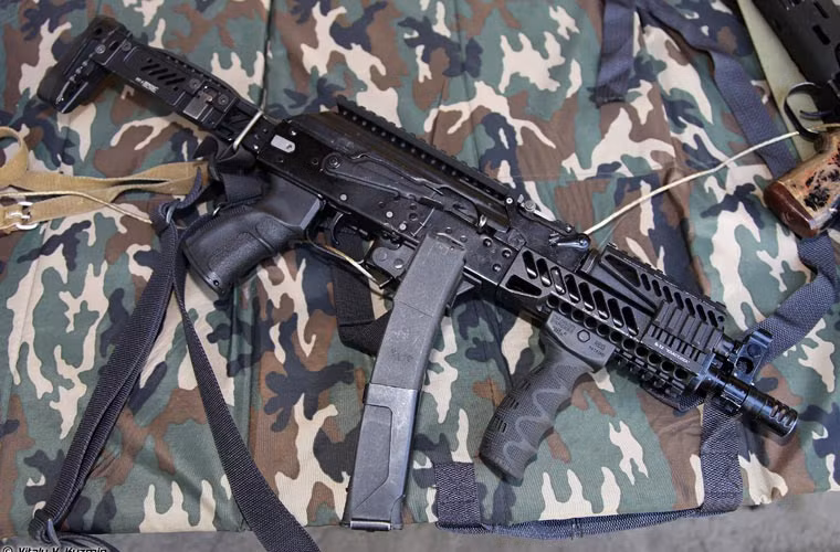 Súng sử dụng cỡ đạn 9x19mm, hộp tiếp đạn được thiết kế khá đặc biệt với 2 băng đạn kẹp chung với nhau giúp thay hộp tiếp đạn mới nhanh chóng hơn. Súng có tốc độ bắn khoảng 750 viên/phút, tầm bắn hiệu quả 100-200 mét.