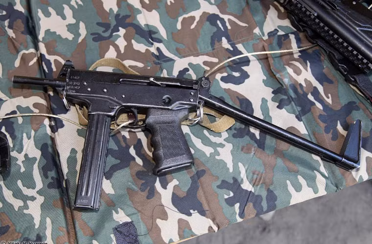 Tiểu liên PP-91, súng sử dụng cỡ đạn 9x18mm, tốc độ bắn lên đến 1.000 viên/phút, tầm bắn hiệu quả 50 mét.