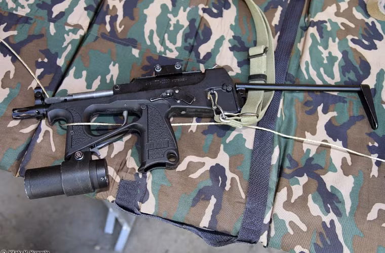 Súng tiểu liên PP-2000, một thiết kế khá độc đáo và lạ mắt. Súng được cấp bằng sáng chế vào năm 2003, giới thiệu lần đầu vào năm 2004.