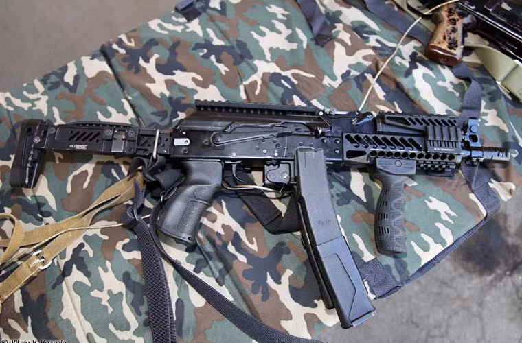 Súng tiểu liên PP-91-01 Vityaz, một biến thể phát triển nâng cấp từ PP-91. Súng có thiết kế rất hiện đại với đường ray Picatinny giúp gắn các phụ kiện kính ngắm dễ dàng hơn.