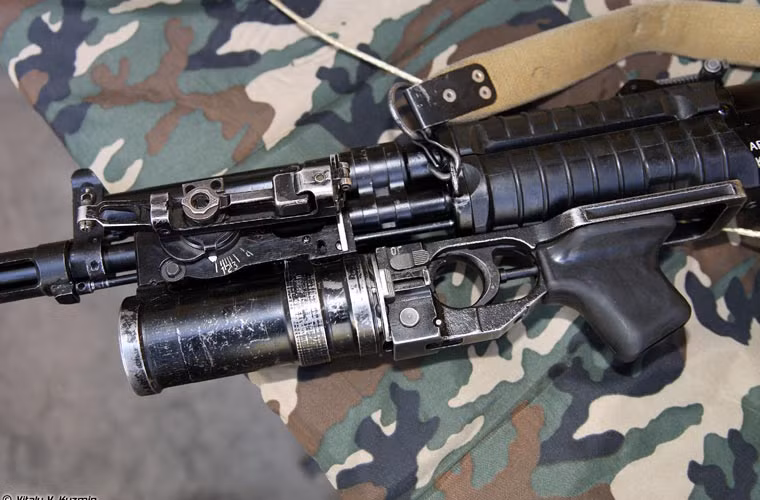 Cận cảnh súng phóng lựu kẹp nòng được gắn trên súng trường tiến công AEK-971.