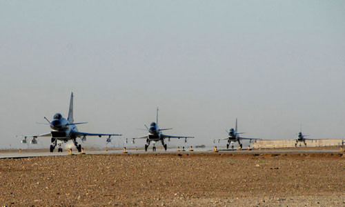 Tiêm kích J-10 tham gia cuộc tập trận.