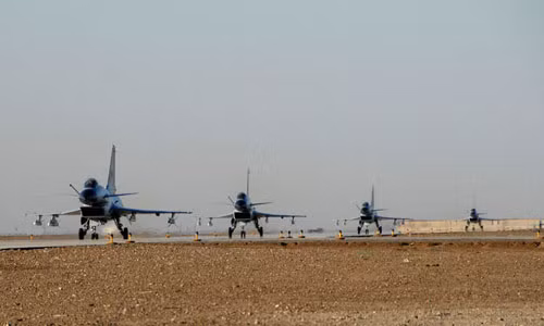 Tiêm kích J-10 tham gia cuộc tập trận.