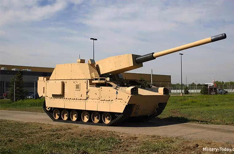 XM1203 hoạt động trên cơ chế tự động hóa hoàn toàn, do đó ê kíp vận hành chỉ có 2 người. Trong khi đó một khẩu pháo tự hành thông thường có ê kíp điều khiển từ 4-5 người.