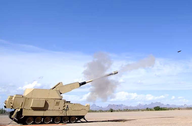 Mẫu thử nghiệm XM1203 được hoàn thành vào năm 2008. Điểm đầu tiên có thể nhận thấy trên XM1203 là nó cực kỳ hiện đại. Nó được dự định để thay thế cho pháo tự hành M109A6 Paladin.