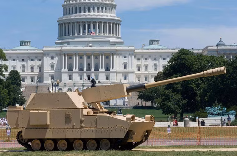 Trong quá trình di chuyển đến khu vực tác chiến, XM1203 sẽ nhận được phần tử về mục tiêu thông qua mạng lưới giám sát toàn cầu của Mỹ và khi dừng lại nó chỉ việc khai hỏa. Trong ảnh, XM1203 hiên ngang trong một lần trưng bày phía trước Nhà Trắng.