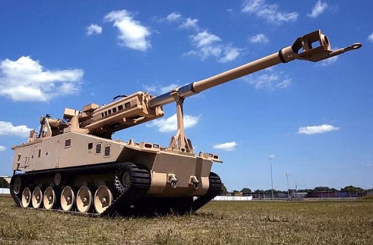 XM1203 sử dụng pháo chính 155mm với chiều dài nòng bằng 38 lần cỡ đạn, tầm bắn tối đa 30km, pháo có tốc độ bắn lên đến 10 viên/phút. XM1203 còn có khả năng bắn loạt nhiều đạn pháo đồng thời vào cùng một mục tiêu.