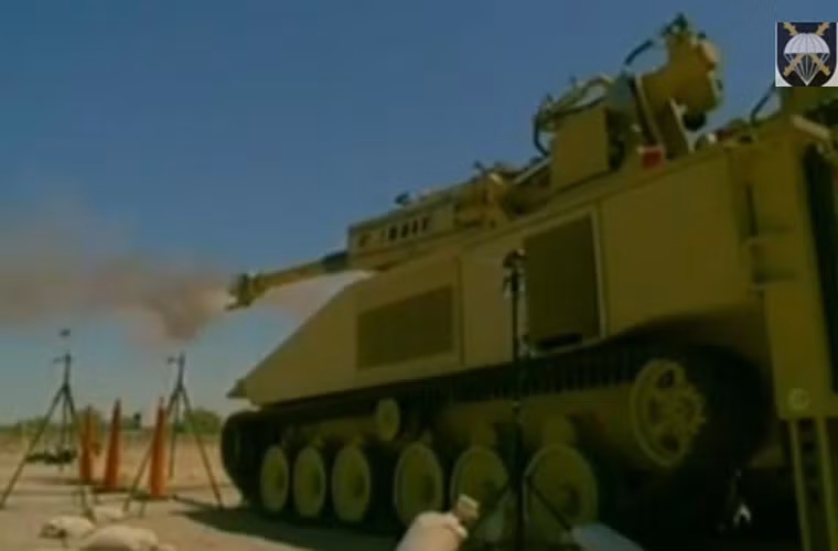 XM1203 được trang bị hệ thống điều khiển hỏa lực cực kỳ hiện đại, nó được kết nối thời gian thực với các hệ thống giám sát và chỉ thị mục tiêu khác tạo nên hiệu quả chiến đấu rất cao. Tuy nhiên, do quá hiện đại nên XM1203 tốn quá nhiều chi phí đó cũng là lý do khiến nó phải chết yểu.