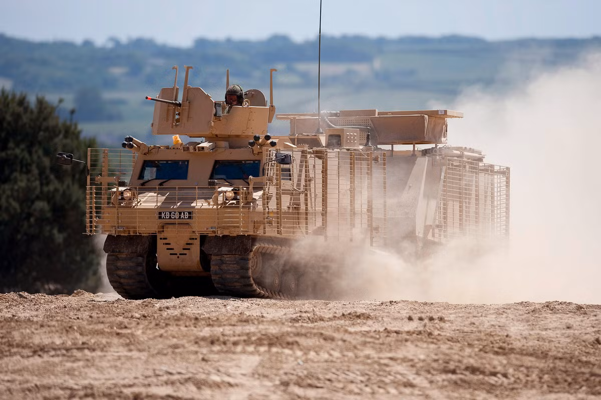 Xe bọc thép đa năng Warthog được trang bị rộng rãi trong Quân đội Hoàng gia Anh và một số nước Châu Âu.