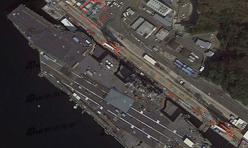 Khi vệ tinh chụp ảnh, tàu sân bay đang neo đậu tại cảng, có thể thấy trên boong tàu có rất nhiều loại hàng hóa. Tại cảng này còn xuất hiện cả máy bay chiến đấu F/A-18.