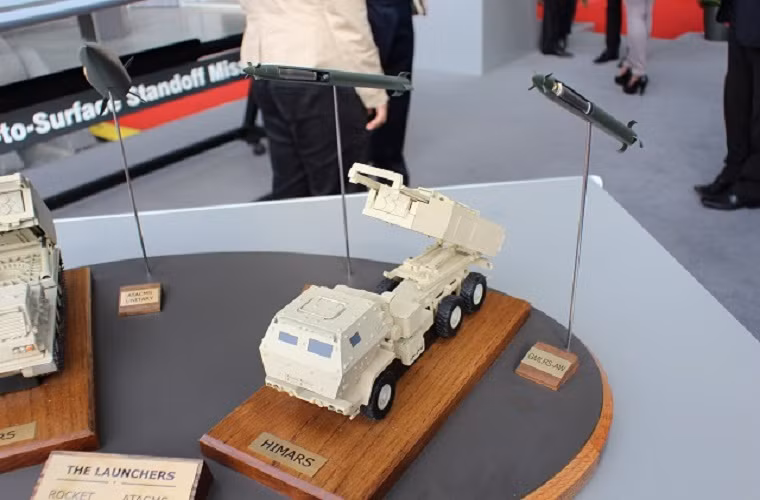 Mô hình hệ thống pháo phản lực phóng loạt HIMRAS thế hệ mới của Lockheed Martin tại triển lãm MSPO 2014.