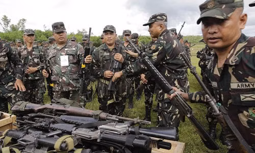 Số súng trường M4 này sẽ thay thế dòng súng trường M16 cũ đã được biên chế cho Lục quân Philippines từ những năm 1960 của thế kỷ trước. Trong ảnh là các binh sĩ Philippines sung sướng đổi những khẩu M16 cũ kỹ để lấy M4 hiện đại hơn.