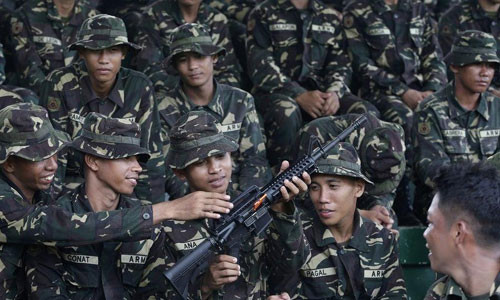 Súng trường tiến công M4 Carbine nặng 2,7kg (chưa nạp đạn) và 3,1kg (nạp đạn), dài 838mm, cơ cấu hoạt động trích khí phản lực xoay, tốc độ bắn 700-950 phát/phút, dùng hộp tiếp đạn 30 viên 5,56x45mm chuẩn NATO.