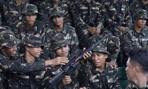 Súng trường tiến công M4 Carbine nặng 2,7kg (chưa nạp đạn) và 3,1kg (nạp đạn), dài 838mm, cơ cấu hoạt động trích khí phản lực xoay, tốc độ bắn 700-950 phát/phút, dùng hộp tiếp đạn 30 viên 5,56x45mm chuẩn NATO.