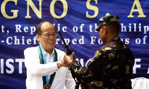 Hơn 50.000 súng trường tấn công M4 cỡ nòng 5,56 mm này sẽ trở thành một phần trong chương trình hiện đại hóa vũ khí của quân đội Philippines. Trong ảnh là Tổng thống Philippines trao súng trường M4 mới được mua cho các binh sĩ Lục quân nước này.