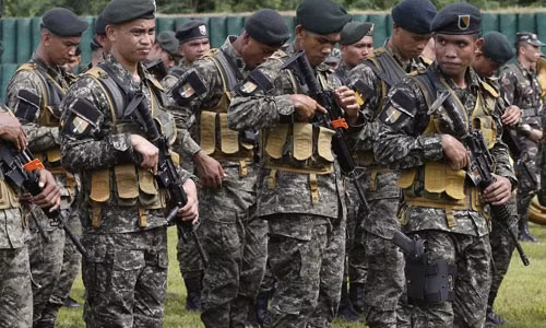 Các binh sĩ Thủy quân Lục chiến Philippines được ưu tiện nhận cùng một số đơn vị Lục quân.