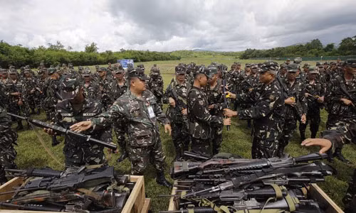 Súng M4 có thanh ray Picatinny trên thân dùng để gắn thêm ống ngắm, đèn chiếu, đèn laser…