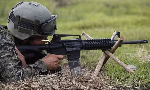M4 Carbine là thế hệ kế tiếp của súng trường tiến công M16. Đây là phiên bản ngắn hơn, nhẹ hơn loại M16A2 và có tới 80% các phần giống với M16A2.