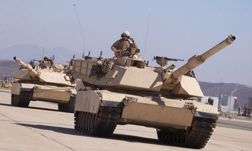 Đứng vị trí thứ 4 là xe tăng chiến đấu chủ lực M1 Abrams do hãng General Dynamics thiết kế và sản xuất cho Lục quân và Thủy quân Lục chiến Mỹ, giá 8,5 triệu USD. Điểm mạnh của dòng xe tăng Mỹ nằm ở khả năng cơ động cao, hỏa lực mạnh và được trang bị các trang thiết bị trong khoang hiện đại liên tục được cập nhật.