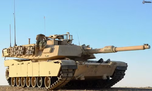 Cơ bản thì xe tăng M1 Abrams là sự vay mượn các công nghệ từ châu Âu (giáp, pháo chính) và kết hợp yếu tố Mỹ (đạn, điện tử). Hệ thống giáp đạn đạo của Abrams là giáp Chobham và sắp tới là Burlington do Anh phát triển. Đây là thế hệ giáp composite, gồm nhiều lớp thép, gốm và vật liệu Kevlar tạo nên kết cấu “tổ ong”, cung cấp cho Abrams khả năng bảo vệ tương đương 1.320-1.620mm RHA đối với đạn lõm và 940-960mm RHA đối với đạn xuyên dưới cỡ. Ngoài ra, mặt trước tháp pháo của tăng Abrams còn được lắp đặt khiên chắn làm bằng Uranium nén (DU) cho phép cải thiện khả năng bảo vệ mặt trước của xe.