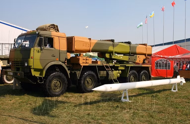 9A52-4 được đặt trên khung gầm xe tải KAMAZ chuyên dụng 8x8, Tornado sở hữu sức mạnh vượt trội hơn nhiều so với hệ thống pháo phản lực phóng loạt M270 MLRS của Quân đội Mỹ. Nó còn được trang bị nhiều loại đầu đạn khác nhau và có sức công phá cực mạnh, đủ khả năng phá hủy hoàn toàn một khu vực rộng lớn trong duy nhất một loạt bắn.