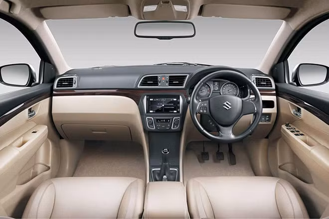 Về động cơ, Ciaz có hai tùy chọn: động cơ xăng 1.4L công suất 91 mã lực, hoặc động cơ diesel của Fiat 1.3L công suất 89 mã lực, cùng hộp số sàn 5 cấp hoặc số tự động 4 cấp.