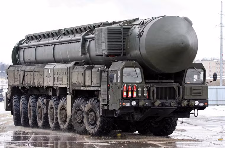 Một sản phẩm khác không kém phần lừng danh khác từng được sản xuất tại PA Yuzhmash là tên lửa đạn đạo di động Topol. Đây là loại ICBM không có đối thủ tương tự ở Mỹ.