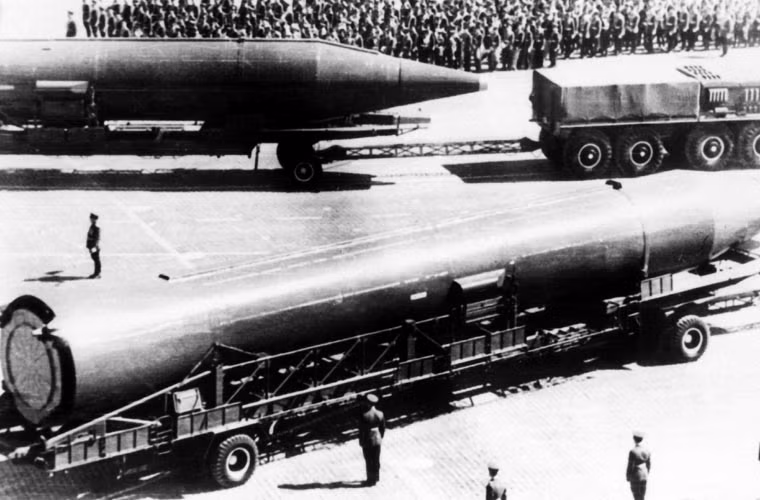 Tên lửa đạn đạo tầm trung R-14 đạt tầm bắn 3.700km, có khả năng mang theo đầu đạn hạt nhân với đương lượng nổ 1-2Mt.