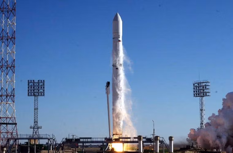 Bên cạnh việc sản xuất tên lửa cho mục đích quân sự, nhà máy PA Yuzhmash còn sản xuất các tên lửa đẩy mang vệ tinh nhân tạo phóng vào không gian. Trong ảnh, tên lửa đẩy Dnepr-1 đang phóng vệ tinh vào quỹ đạo.