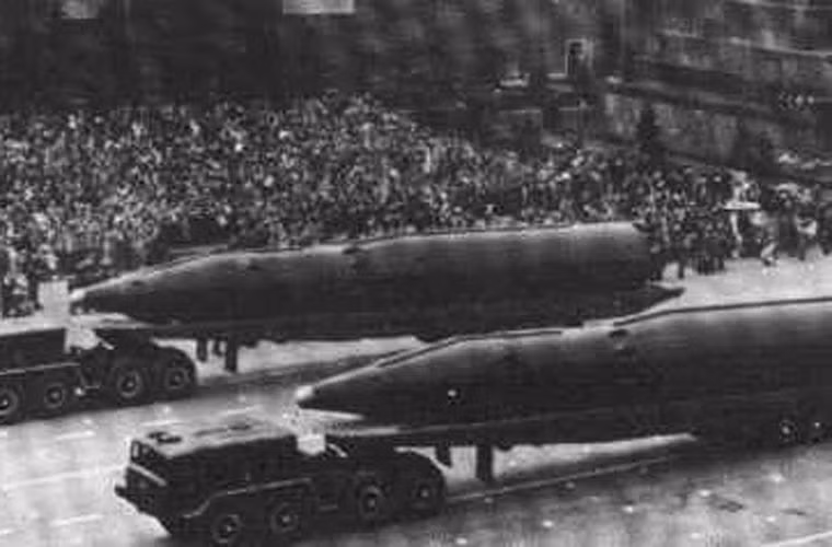 Tên lửa đạn đạo liên lục địa R-16 tầm bắn 11.000km, tên lửa này được xem là đã tạo ra một cuộc cách mạng mới trong phát triển tên lửa nhiều tầng.