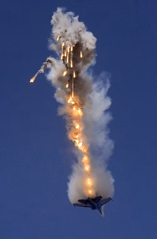 Hình ảnh một chiếc Su-27 vừa bổ nhào vừa thả mồi bẫy nhiệt.