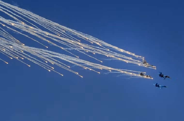 Trong ảnh là phi đội máy bay trình diễn “Chim Ưng nước Nga” đang thực hiện trình diễn trên không.