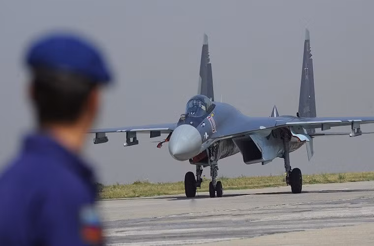 Chiếc Su-35 bắt đầu lăn bay trên đường băng, trước khi bay lên bầu trời.