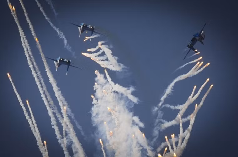 Những chiếc Su-27P vừa nhào lộn vừa thả bẫy mồi nhiệt trên không.