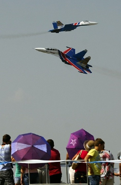 Hai chiếc Su-27P của Phi đội “Hiệp sĩ Nga” đang thực hiện động tác nhào lộn trên không trong buổi lễ kỷ niệm ngày Không quân Nga.