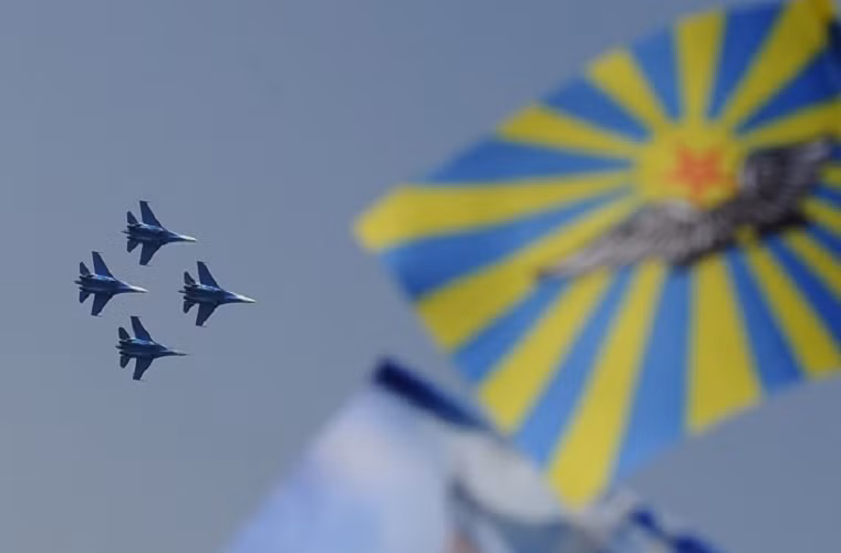 Phi đội máy bay trình diễn "Hiệp sĩ Nga" đang bay qua khu vực khán đài nơi diễn ra buổi lễ.