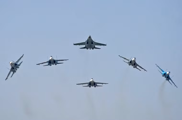 Phi đội máy bay tiêm kích Su-27 bay qua khu vực diễn ra buổi lễ.