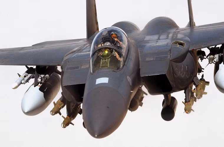 Riêng F-15E đã có khả năng mang theo 10 tấn vũ khí ở hai bên cánh, bên cạnh đó nó còn sở hữu một danh sách dài các mẫu tên lửa không đối đất và các thế hệ bom dẫn đường thông minh tiên tiến nhất của Quân đội Mỹ.