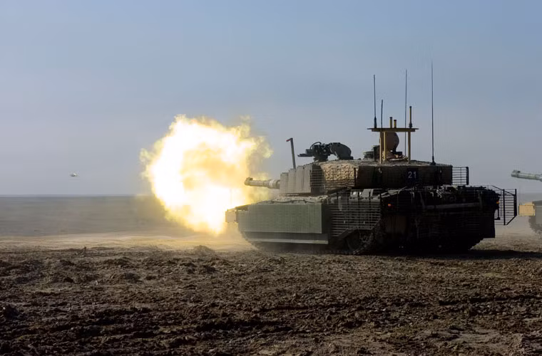 Challenger II trang bị pháo rãnh xoắn 120mm L30A1 được trang bị đạn phá HESH có tầm bắn tới 8km. Đảm bảo khả năng dẫn bắn và quan sát của Challenger II là hệ thống máy tính đạn đạo chuẩn kỹ thuật số MIL STD1553B 32 bit và thiết bị quản lý chiến trường. Trưởng xe sử dụng hệ thống quan sát được tự ổn định quán tính SAGEM VS 580-10 cho phép bao quát 360 độ xung quanh xe với góc nhìn +/- 35 độ. Trong khi đó, xạ thủ được trang bị kính ngắm TOGS II tích hợp khả năng hỗ trợ nhìn đêm cho phép quan sát từ khoảng cách 200m tới 10km.