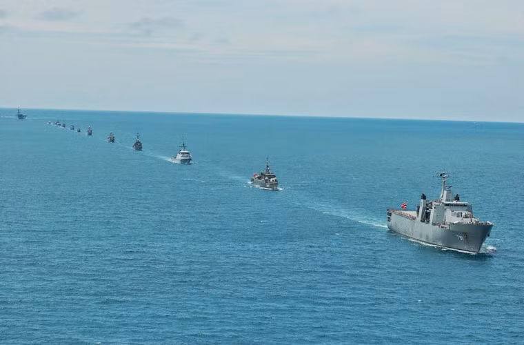 Hải quân Thái Lan cũng là lực lượng khá mạnh ở Đông Nam Á với việc sở hữu nhiều tàu hộ vệ cỡ 2.000-4.000 tấn, tàu tấn công đổ bộ và cả tàu sân bay.