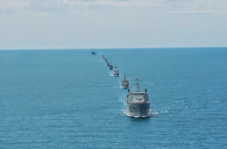 Ngoài Chakri Narubet, cuộc tập trận còn có sự tham gia của tàu đổ bộ lớn HTMS Angthong và dàn tàu chiến hiện đại của hải quân nước này.