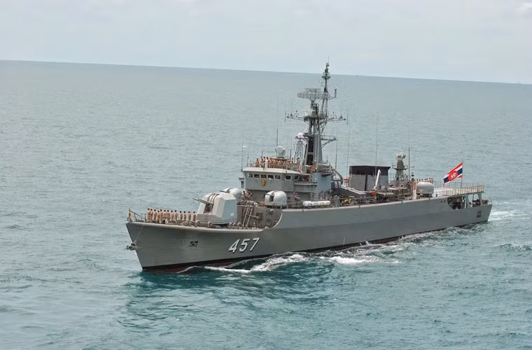 Tàu Kraburi có lượng giãn nước 1.924 tấn, trang bị 8 tên lửa diệt hạm C-802A và pháo nòng kép 100mm.