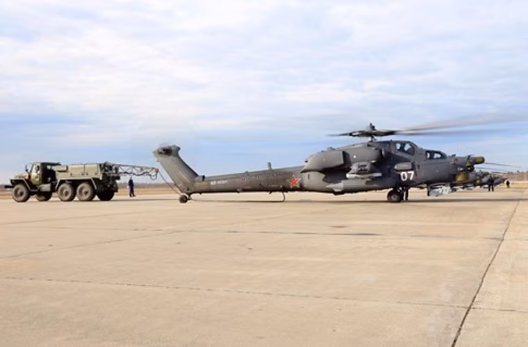 Không quân Nga đang tích cực tập luyện chuẩn bị cho lễ kỷ niệm 69 năm ngày chiến thắng phát xít Đức. Trong ảnh một chiếc trực thăng tấn công Mi-28N đang tiếp nhiên liệu tại sân bay.