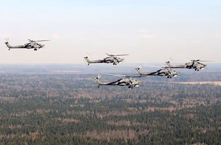 5 chiếc trực thăng tấn công Mi-28N đang bay theo đội hình biên đội chuẩn bị cho lễ duyệt binh.