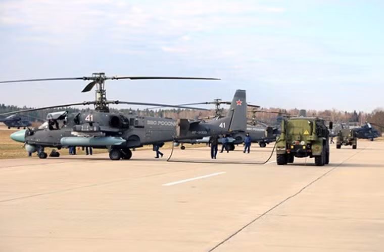 Cuộc duyệt binh năm nay sẽ có sự tham dự của 14 chiếc trực thăng các loại đại diện cho trụ cột của lực lượng trực thăng Nga hiện nay. Trong ảnh, trực thăng tấn công Ka-52 đang tiếp nhiên liệu tại sân bay ở Alibino, ngoại ô Moscow.