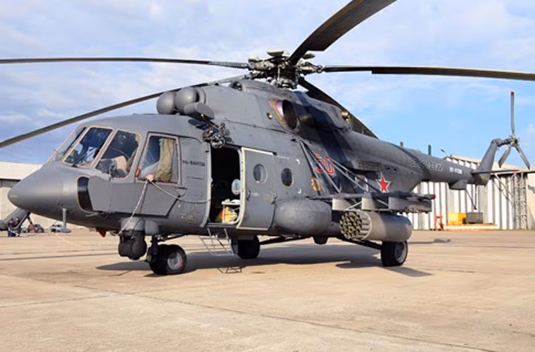 Biến thể trực thăng vận tải quân sự kiêm vũ trang Mi-17 đang chuẩn bị cất cánh bay huấn luyện chuẩn bị cho lễ duyệt binh sắp tới.