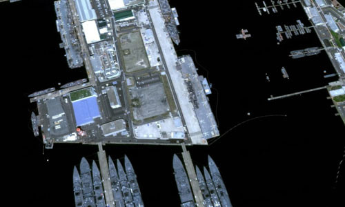 Căn cứ Sasebo cũng là nơi triển khai tàu tấn công đổ bộ của Hải quân Mỹ. Nhìn từ ảnh có thể thấy tàu USS Essex (LHD2) và tàu USS Bonhomme Richard (LHD-6). Phía Nam của cảng là tàu chiến của lực lượng phòng vệ trên biển Nhật Bản.