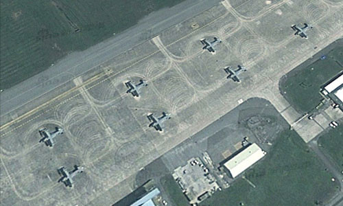 Tuy hình ảnh vệ tinh này không được rõ nét, nhưng vẫn có thể nhận biết được hình dáng đặc biệt của MV-22 của Mỹ tại căn cứ Futenma của không quân thủy quân lục chiến Mỹ.